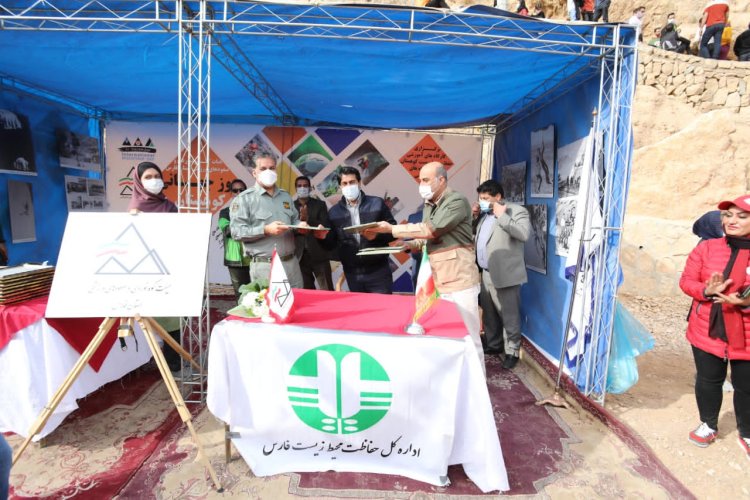 امضای تفاهمنامه همکاری محیط زیست فارس، منابع طبیعی و هیات کوهنوردی